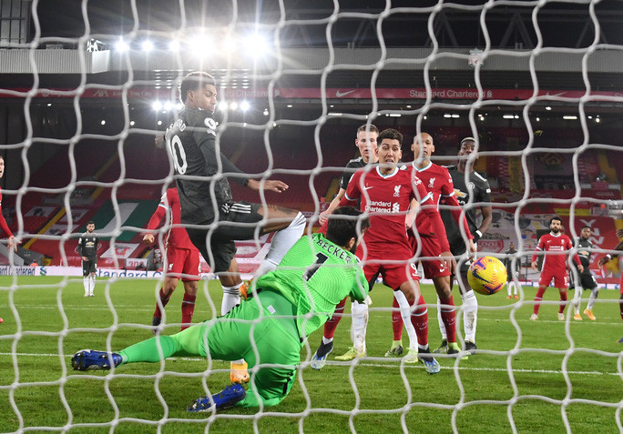 Thủ môn Alisson lăn xả cứu thua nhiều tình huống