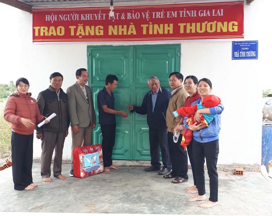  Quang cảnh lễ bàn giao nhà tình thương cho gia đình cháu Nông Thị Trúc Ly. Ảnh: Hà Phương