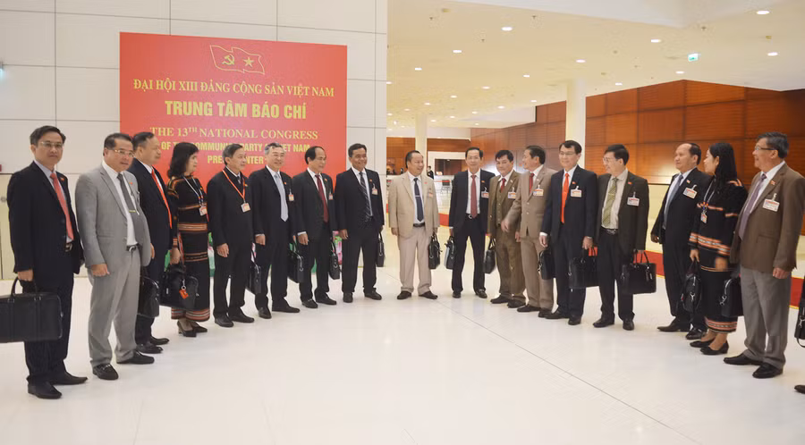 Đoàn đại biểu Đảng bộ tỉnh trao đổi bên lề Đại hội. Ảnh: Phương Dung