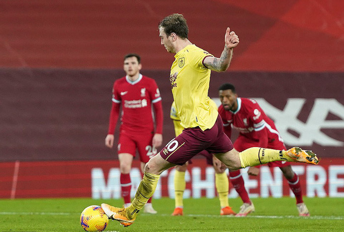 Ashley Barnes ghi bàn từ chấm 11m...