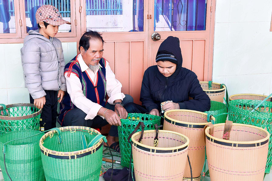 3.Lúc nhàn rỗi, già Típ chỉ dạy cho con cháu trong làng nghề thủ công truyền thống để bảo tồn văn hóa dân tộc mình.