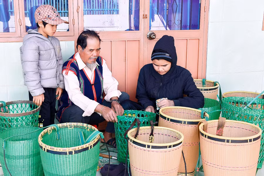 3.Lúc nhàn rỗi, già Típ chỉ dạy cho con cháu trong làng nghề thủ công truyền thống để bảo tồn văn hóa dân tộc mình.