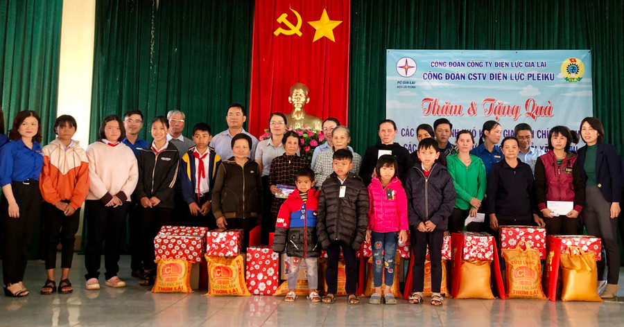  Công ty Điện lực Gia Lai trao quà Tết cho các người nghèo, gia đình chính sách, học sinh giỏi có hoàn cảnh khó khăn tại TP. Pleiku. Ảnh: Ngọc Thu