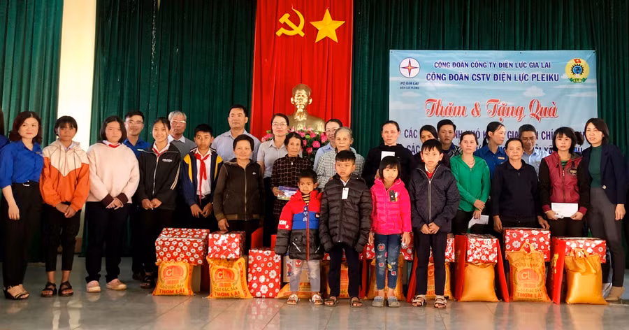 Công ty Điện lực Gia Lai trao quà Tết cho người nghèo, gia đình chính sách, học sinh nghèo vượt khó học giỏi có hoàn cảnh khó khăn tại xã An Phú, TP. Pleiku. Ảnh: Ngọc Thu Công ty Điện lực Gia Lai trao quà Tết cho các người nghèo, gia đình chính sách, học sinh giỏi có hoàn cảnh khó khăn tại TP. Pleiku. Ảnh: Ngọc Thu