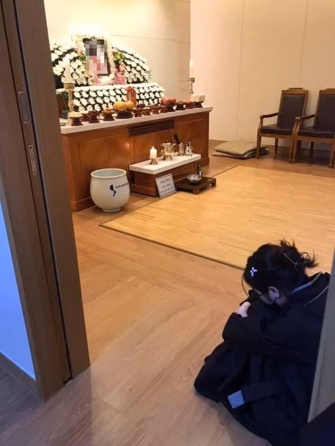 Bức ảnh được MXH chia sẻ mạnh mẽ khi biết chuyện tình đẹp và rất buồn của hai bạn