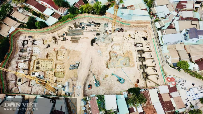 Nhìn từ trên cao, công trình dự án C-River View được đào hầm, đóng cọc gần hết. Nhiều máy móc cùng 2 chiếc cầu tháp được đặt bên trong dự án. Ảnh: V.D
