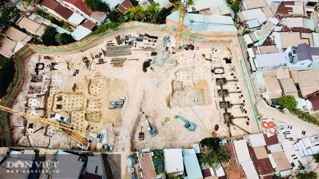 Nhìn từ trên cao, công trình dự án C-River View được đào hầm, đóng cọc gần hết. Nhiều máy móc cùng 2 chiếc cầu tháp được đặt bên trong dự án. Ảnh: V.D