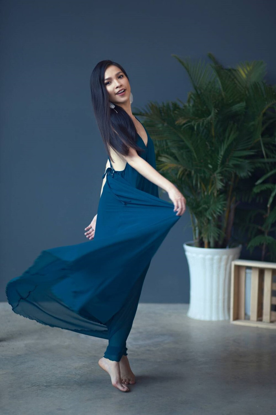 Ở một bộ ảnh khác, Hiền Thục trông trẻ trung, ngọt ngào với bộ cánh thướt tha.