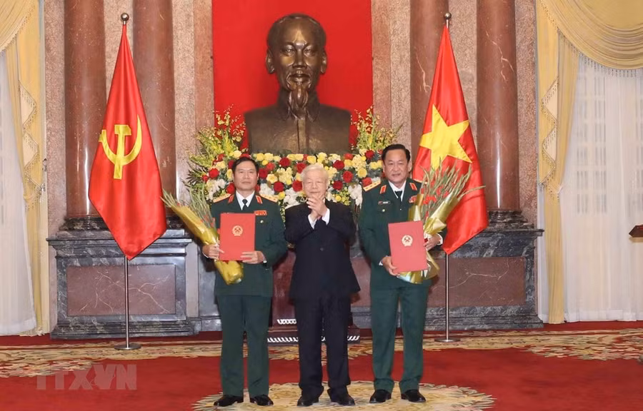  Tổng Bí thư, Chủ tịch nước Nguyễn Phú Trọng trao Quyết định thăng quân hàm cấp Thượng tướng cho hai Thứ trưởng Bộ Quốc phòng Nguyễn Tân Cương và Võ Minh Lương. (Ảnh: Phương Hoa/TTXVN)