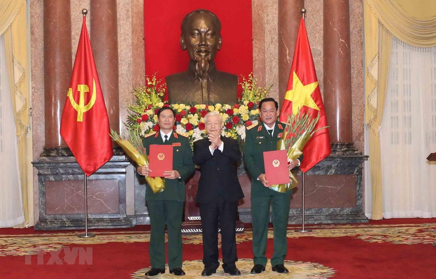  Tổng Bí thư, Chủ tịch nước Nguyễn Phú Trọng trao Quyết định thăng quân hàm cấp Thượng tướng cho hai Thứ trưởng Bộ Quốc phòng Nguyễn Tân Cương và Võ Minh Lương. (Ảnh: Phương Hoa/TTXVN)