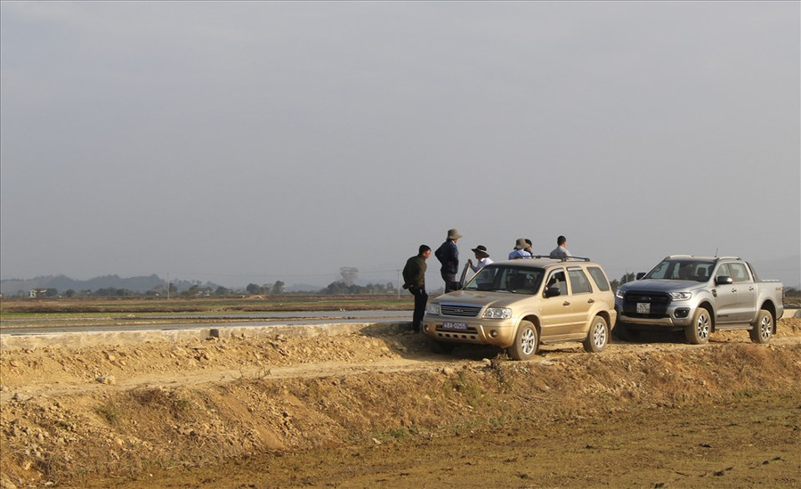 Huyện Krông Nô đã yêu cầu chủ đầu tư hoàn trả, bồi đắp lại mặt đường do nhà thầu lấy đất, đảm bảo việc đi lại cho người dân. Ảnh: Bảo Lâm