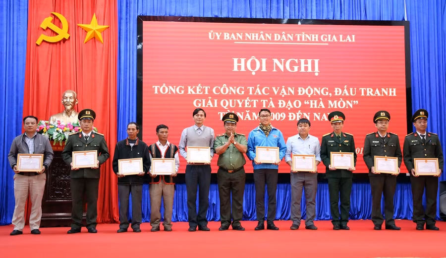  Thiếu tướng Rah Lan Lâm-Ủy viên Ban Thường vụ Tỉnh ủy, Bí thư Đảng ủy, Giám đốc Công an tỉnh tặng giấy khen cho các tập thể có thành tích xuất sắc trong tổng kết công tác đấu tranh, giải quyết tà đạo “Hà Mòn” trên địa bàn tỉnh Gia Lai từ năm 2009 đến năm 2020. Ảnh: Lê Ánh
