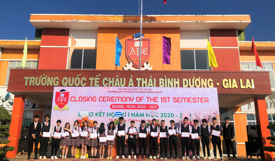 Khen thưởng học sinh đạt thành tích trong các phong trào văn nghệ, thể thao. Ảnh: Nguyễn Giang Học sinh đạt thành tích trong các phong trào văn nghệ-thể thao của Trường APC Gia Lai nhận thưởng trong buổi sơ kết học kì I, năm học 2020-2021. Ảnh Nguyễn Giang