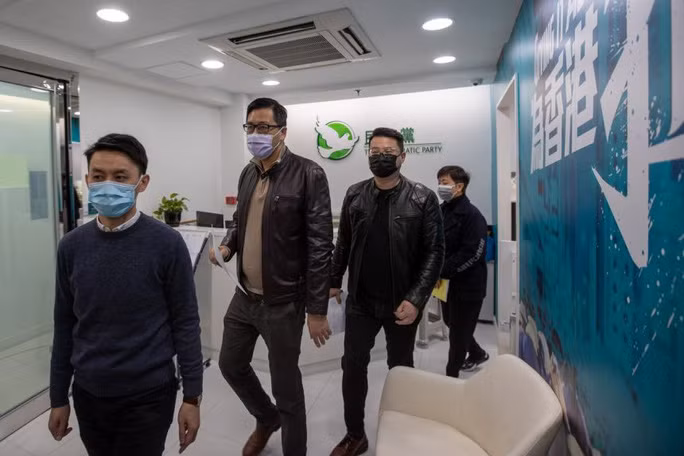  53 nhà hoạt động dân chủ bị bắt giam tại Hồng Kông hôm 6-1. Ảnh: EPA