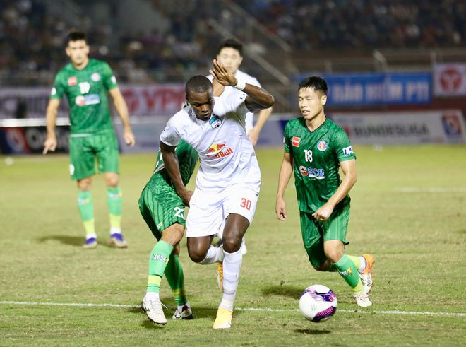 HAGL vẫn còn chệch choạc. Ảnh: KHẢ HÒA