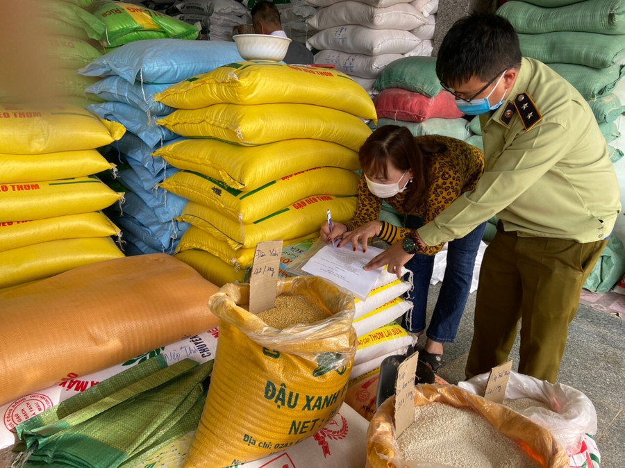 Các hộ kinh doanh lương thực ký cam kết. Ảnh: Vũ Thảo