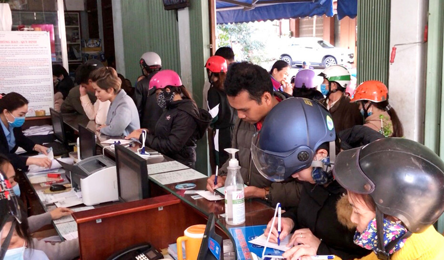 Khách mua vé xe Tết tại Văn phòng nhà xe Thuận Tiến Gia Lai. Ảnh: Lê Hòa Khách mua vé Tết tại văn phòng nhà xe Thuận Tiến Gia Lai. Ảnh: Lê Hòa