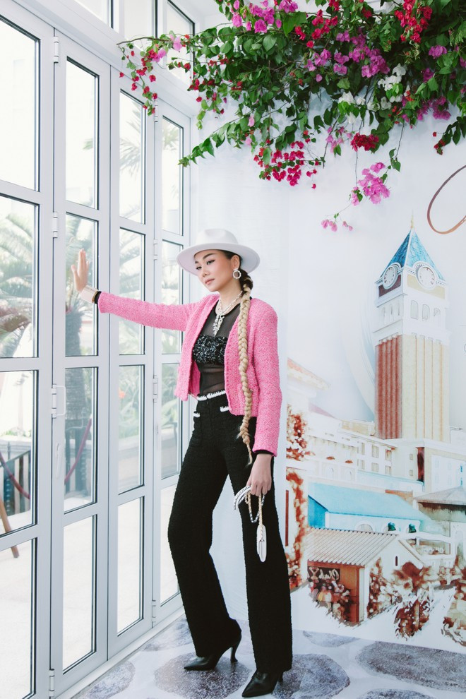 Chị đại của Mỹ nhân kế mặc chiếc áo đen mỏng tang phối cùng áo khoác dáng lửng vải tweed, gam hồng đậm chất nữ tính. Bên cạnh đó mẫu túi cầm tay, giày, dây chuyền, khuyên tai của Chanel cũng được Thanh Hằng mix-match ăn ý tạo nên sự hài hòa cho set đồ ẢNH: NVCC