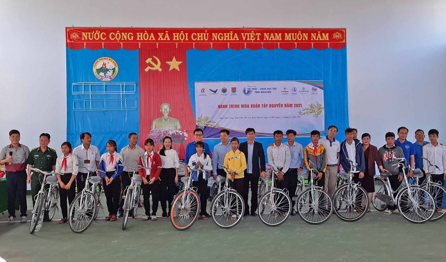 Trung tâm Phát triển Khoa học và Công nghệ trẻ tặng xe đạp cho học sinh huyện Ia Pa. Ảnh P.L