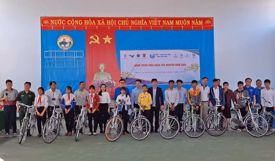 Trung tâm Phát triển Khoa học và Công nghệ trẻ tặng xe đạp cho học sinh huyện Ia Pa. Ảnh P.L