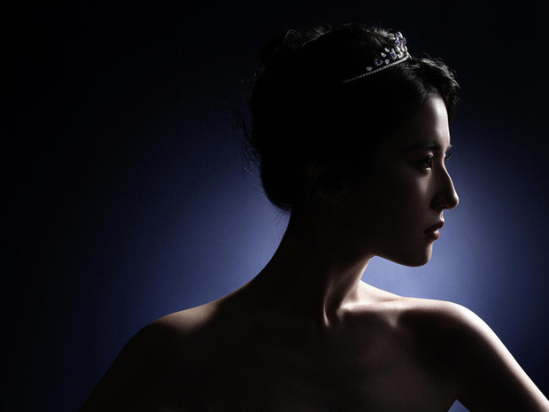 Tuy nhiên, nhan sắc của Lưu Diệc Phi chỉ được đánh giá là đẹp khi để nguyên gương mặt lạnh và không cười. Ngoài ra, cân nặng cũng luôn là vấn đề đối với Lưu Diệc Phi. Bởi lẽ, ngoại hình của người đẹp thường xuyên lên xuống thất thường do tăng cân.