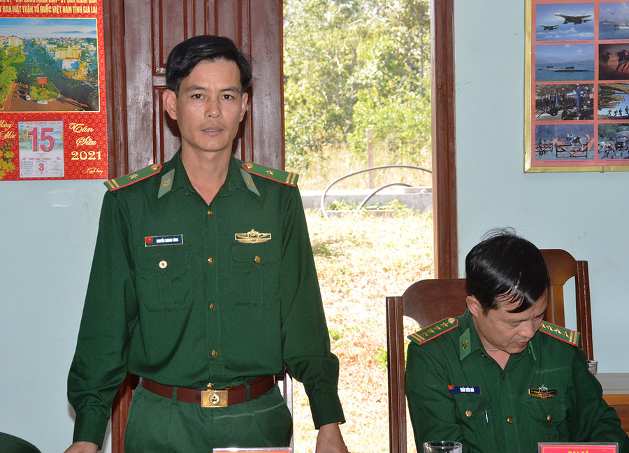 Lãnh đạo Đồn Biên phòng Ia Nan báo cáo về công tác chuẩn bị Tết cho bà con trên địa bàn. Ảnh: Vĩnh Hoàng