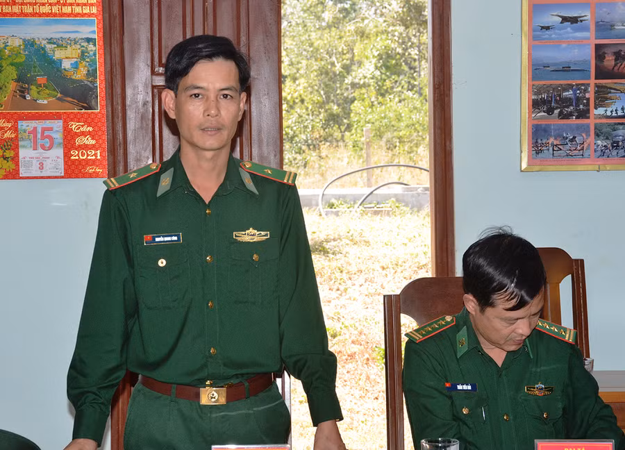 Lãnh đạo Đồn Biên phòng Ia Nan báo cáo về công tác chuẩn bị Tết cho bà con trên địa bàn. Ảnh: Vĩnh Hoàng