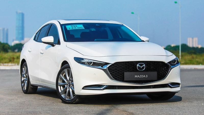 Mazda 3 là lựa chọn rất được ưa chuộng trong thời gian gần đây. Xe sở hữu ngoại hình đẹp mắt với ngôn ngữ thiết kế KODO trẻ trung, năng động. Hàng loạt trang bị vượt trội ở như màn hình trung tâm 8,8 inch, kết nối USB/AUX/Bluetooth, kiểm soát hành trình, điều hoà 2 vùng độc lập, khởi động nút bấm, gương chống chói tự động... Bên cạnh đó, mẫu xe này có đến 10 phiên bản khác nhau với 2 kiểu dáng sedan và hatchback với đủ tầm giá. Ảnh: Mazda.