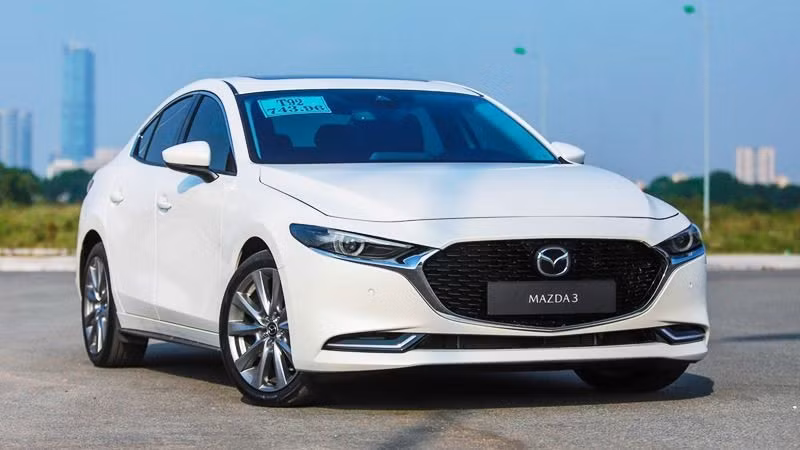 Mazda 3 là lựa chọn rất được ưa chuộng trong thời gian gần đây. Xe sở hữu ngoại hình đẹp mắt với ngôn ngữ thiết kế KODO trẻ trung, năng động. Hàng loạt trang bị vượt trội ở như màn hình trung tâm 8,8 inch, kết nối USB/AUX/Bluetooth, kiểm soát hành trình, điều hoà 2 vùng độc lập, khởi động nút bấm, gương chống chói tự động... Bên cạnh đó, mẫu xe này có đến 10 phiên bản khác nhau với 2 kiểu dáng sedan và hatchback với đủ tầm giá. Ảnh: Mazda.
