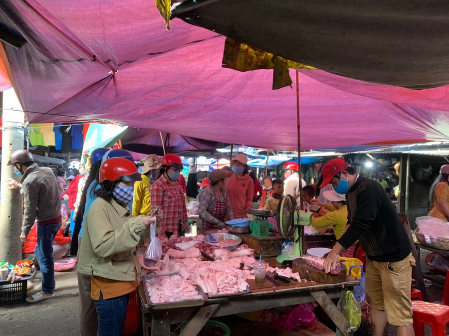 Người dân thị xã Ayun Pa đi chợ đông như mắc cửi mua đồ ăn dự trữ.Ảnh.Vũ Chi