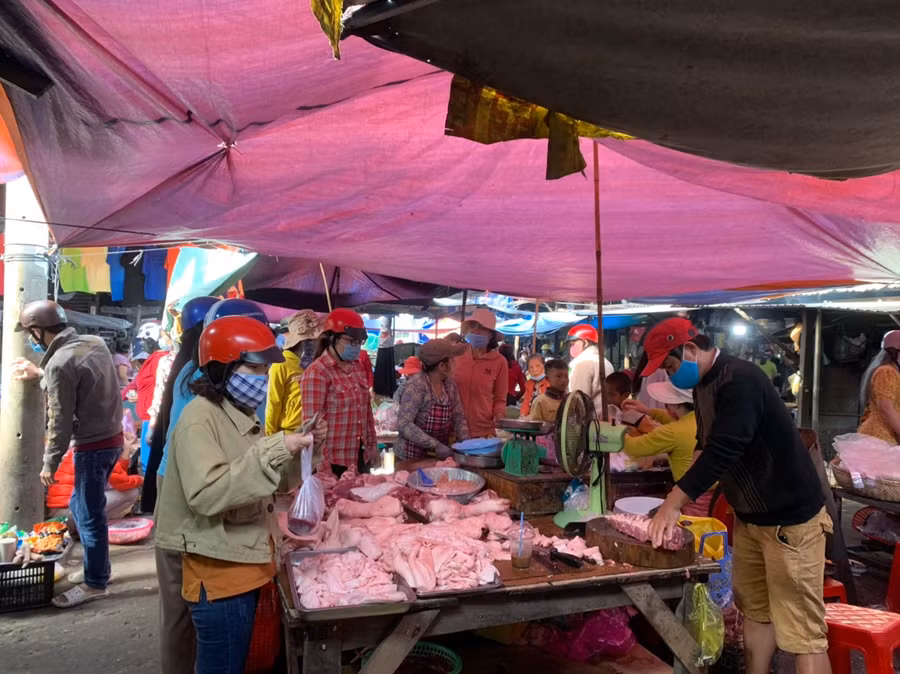 Người dân thị xã Ayun Pa đi chợ đông như mắc cửi mua đồ ăn dự trữ.Ảnh.Vũ Chi