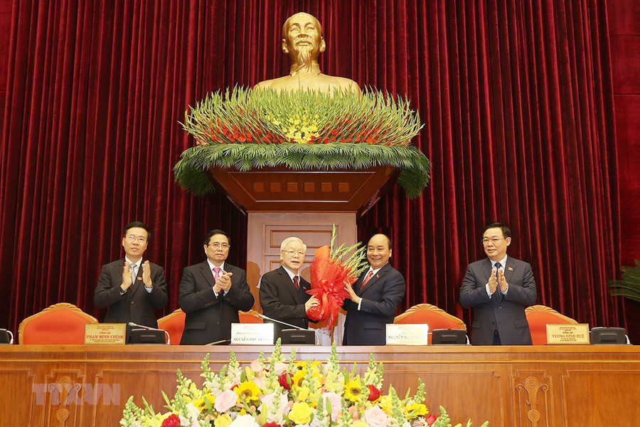 Thay mặt Bộ Chính trị, Thủ tướng Chính phủ Nguyễn Xuân Phúc tặng hoa chúc mừng đồng chí Nguyễn Phú Trọng