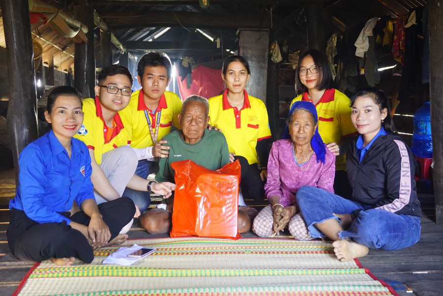 Sinh viên Khoa Cơ khí (Trường Đại học Bách khoa TP. Hồ Chí Minh) thăm, tặng quà gia đình chính sách ở xã Ia Yeng (huyện Phú Thiện). Ảnh: Thủy Bình
