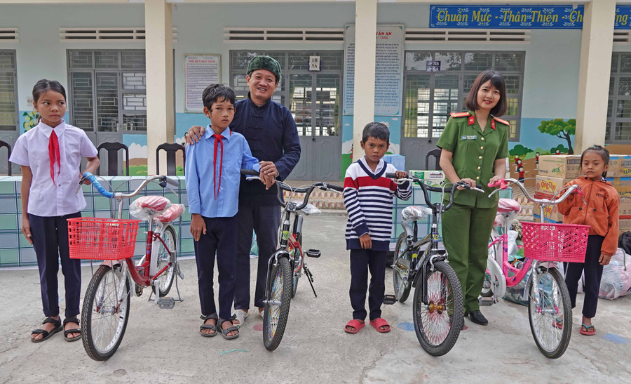 Ông Đoàn Ngọc Hải và nữ đại biểu Quốc hội Ksor H’Bơ Khắp tặng xe đạp cho học sinh nghèo học giỏi của Trường Tiểu học Chu Văn An (thị xã Ayun Pa). Ảnh: Trần Hiếu