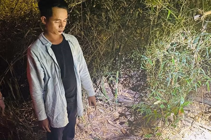 Công an bắt giữ đối tượng trộm 500 triệu đồng. Ảnh: Công an cung cấp Công an bắt giữ đối tượng trộm 500 triệu đồng. Ảnh: Công an cung cấp