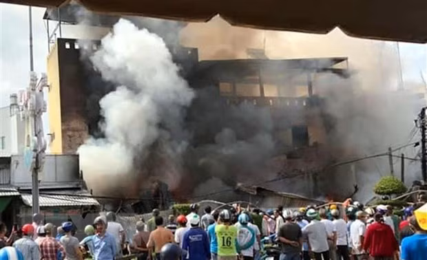 Hiện trường đám cháy xảy ra tại thị trấn Kế Sách (Sóc Trăng) thiêu rụi 4 căn nhà dân và 1 người tử vong. (Ảnh: Trung Hiếu/TTXVN) Hiện trường đám cháy xảy ra tại thị trấn Kế Sách (Sóc Trăng) thiêu rụi 4 căn nhà dân và 1 người tử vong. (Ảnh: Trung Hiếu/TTXVN)