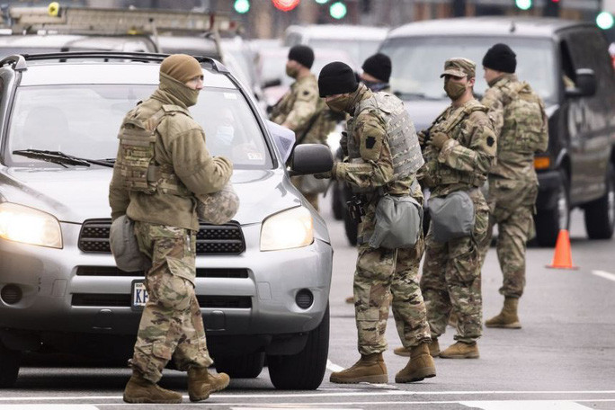  Lực lượng Vệ binh Quốc gia tại một chốt kiểm soát ở Washington DC đảm bảo an toàn các con đường dẫn đến tòa nhà Quốc hội Mỹ. Ảnh: EPA-EFE