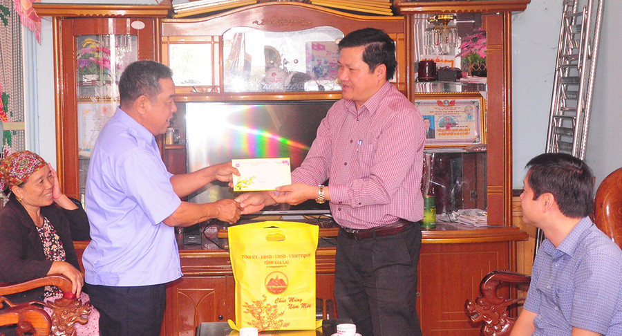 Đồng chí Trương Văn Đạt thăm, tặng quà gia đình ông Trịnh Văn Lịch (xã Chrôh Pơnan, huyện Phú Thiện). Ảnh: Hoành Sơn Ông Trương Văn Đạt thăm, tặng quà gia đình ông Trịnh Văn Lịch (xã Chôh Pơnan, huyện Phú Thiện). Ảnh: Hoành Sơn
