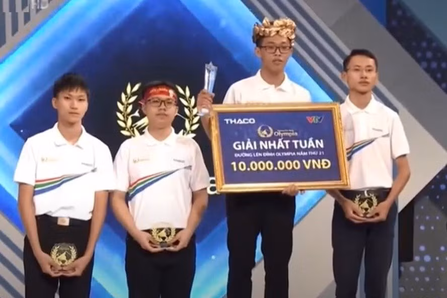  Nguyễn Tấn Khải (THPT Quốc tế TP Hồ Chí Minh - Học viện Mỹ) với số điểm 270 đã giành được vòng nguyệt quế cuộc thi tuần. Ảnh cắt từ clip