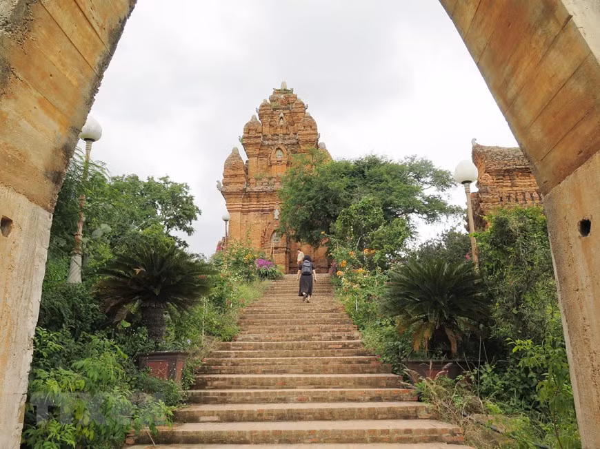 Tháp Po Klong Garai nằm trên đỉnh ngọn đồi Trầu. (Ảnh: Minh Hưng/TTXVN)