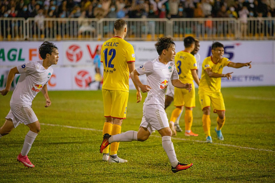 Minh Vương, Văn Toàn khát khao thể hiện mình dưới thời Kiatisak. Ảnh: Fanpage CLB HAGL.