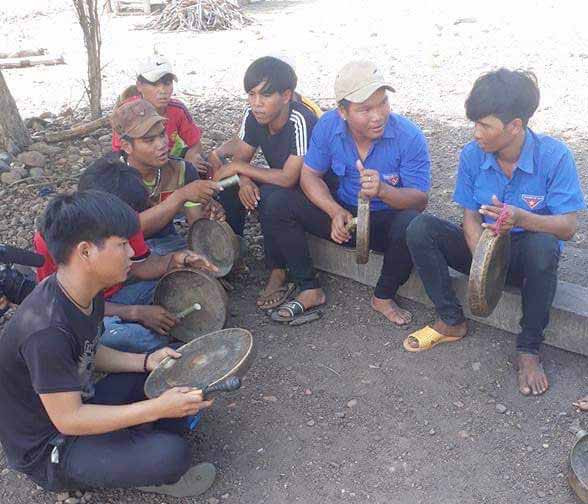Nhờ chủ động nguồn quỹ, chi đoàn làng Amil (xã Ayun, huyện Chư Sê) mua được cồng chiêng để tập luyện, góp phần giữ gìn bản sắc văn hóa dân tộc. Ảnh P.L