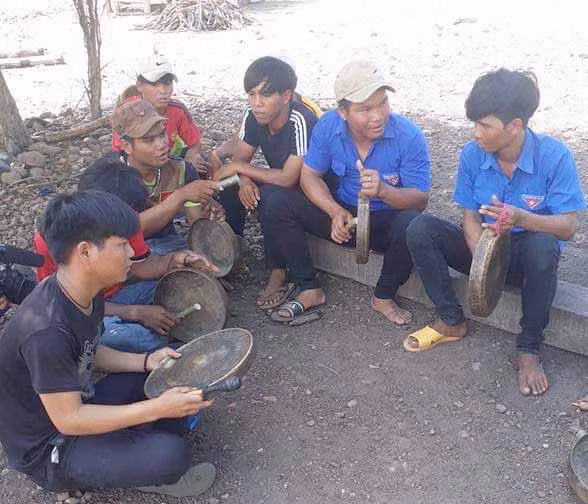 Nhờ chủ động nguồn quỹ, chi đoàn làng Amil (xã Ayun, huyện Chư Sê) mua được cồng chiêng để tập luyện, góp phần giữ gìn bản sắc văn hóa dân tộc. Ảnh P.L
