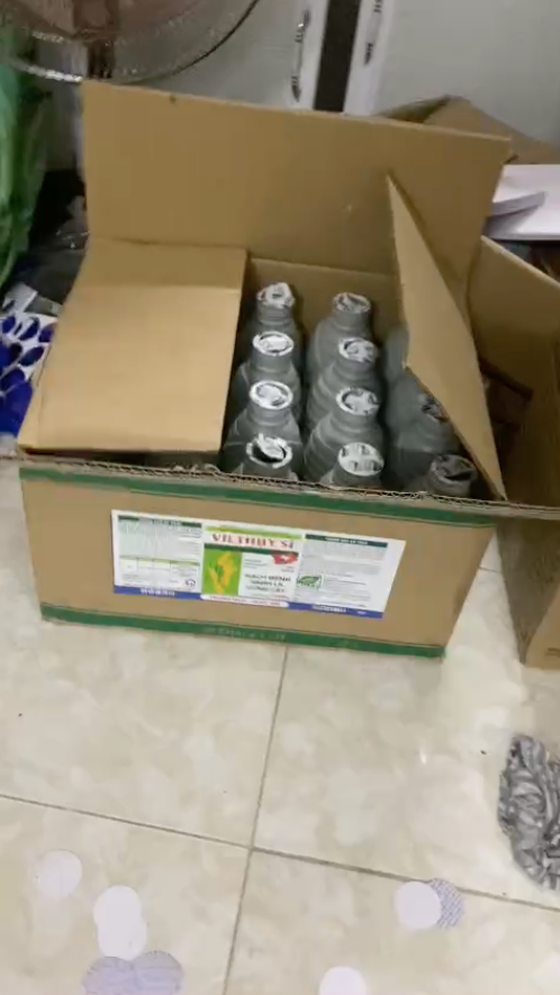 Sau khi sản xuất xong, nhóm đóng vào thùng rồi đi tiêu thụ Sau khi sản xuất xong, nhóm đóng vào thùng rồi đi tiêu thụ