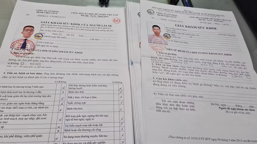 Giấy khám sức khoẻ giả dán ảnh có dấu giáp lai bị cảnh sát thu giữ. Ảnh: T.Định. Giấy khám sức khoẻ giả dán ảnh có dấu giáp lai bị cảnh sát thu giữ. Ảnh: T.Định.