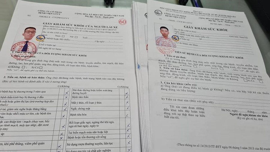 Giấy khám sức khoẻ giả dán ảnh có dấu giáp lai bị cảnh sát thu giữ. Ảnh: T.Định. Giấy khám sức khoẻ giả dán ảnh có dấu giáp lai bị cảnh sát thu giữ. Ảnh: T.Định.
