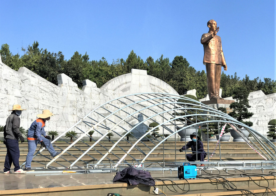 Đường hoa tại Quảng trường Đại Đoàn Kết đang được gấp rút thực hiện. Ảnh Trần Dung