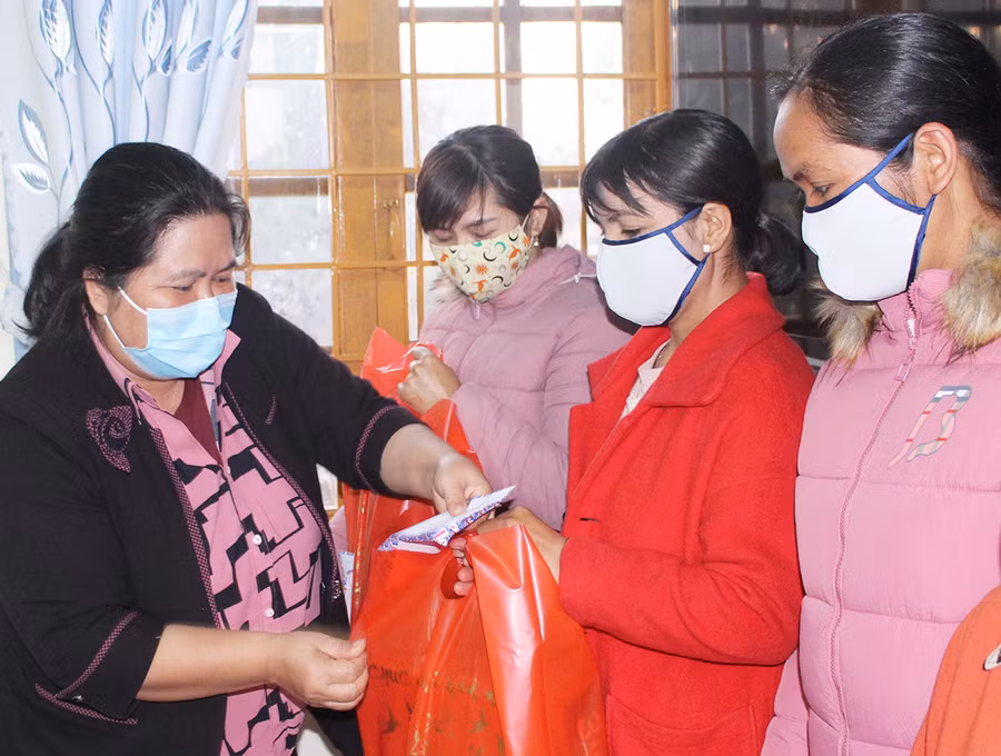  Chị Hà Thị Giang Thảo-Bí thư Tỉnh Đoàn, Chủ tịch Hội Liên hiệp Thanh niên Việt Nam tỉnh tặng quà cho gia đình khó khăn trong chương trình Xuân tình nguyện. Ảnh: Phan Lài