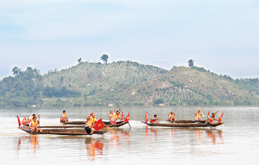 Hội đua thuyền độc mộc trên sông Pô Cô lần thứ II năm 2020. Ảnh: Lê Nam Hội đua thuyền độc mộc trên sông Pô Cô lần thứ II năm 2020. Ảnh: Ảnh: Lê Nam