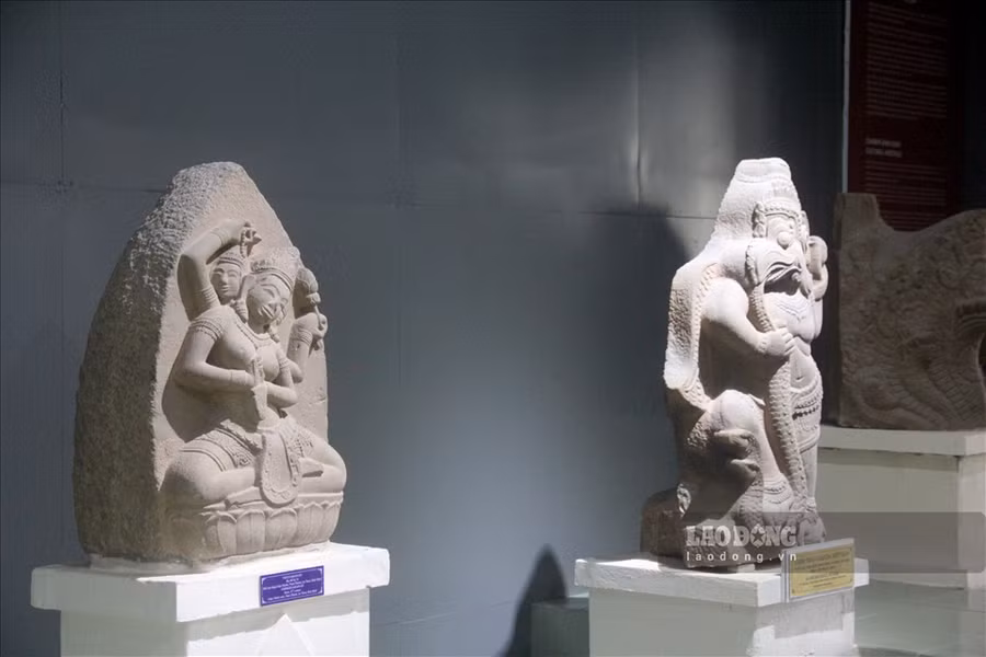  Phù điêu nữ thần Sarasvati được phát hiện vào năm 1988 tại phế tích tháp Châu Thành. Ảnh: N.T